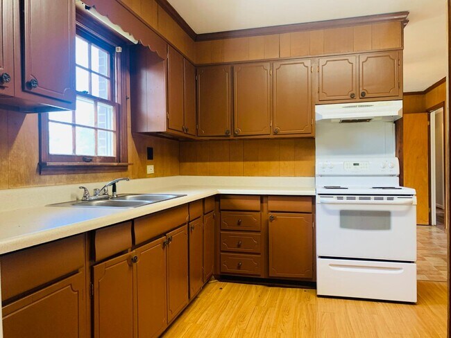 Building Photo - Welcome home! 3 bed, 1.5 bath, newly renov...