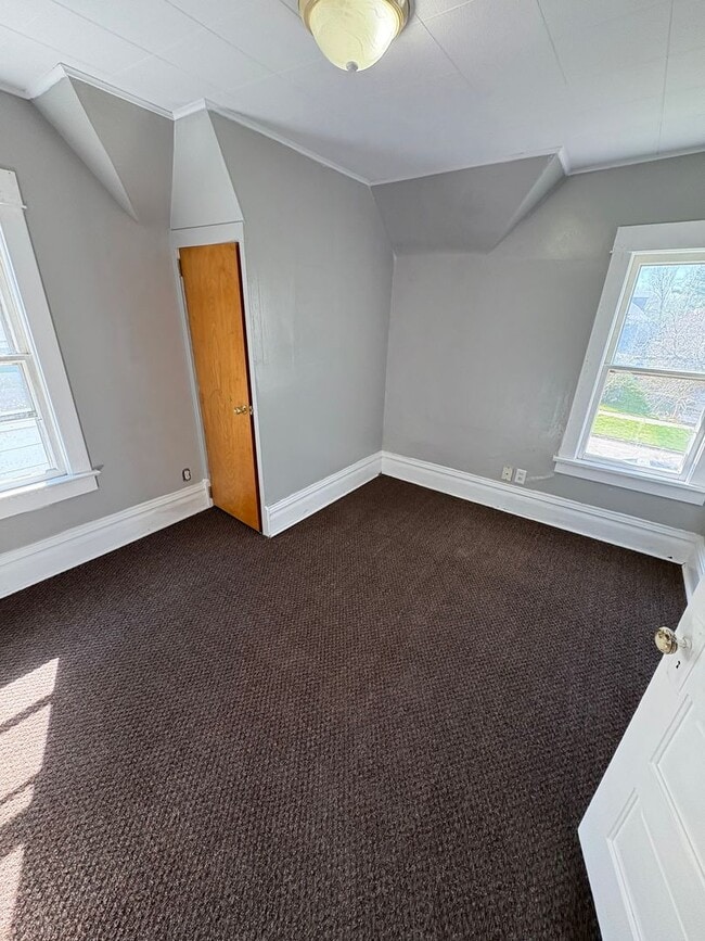 Building Photo - 815 W 1st St