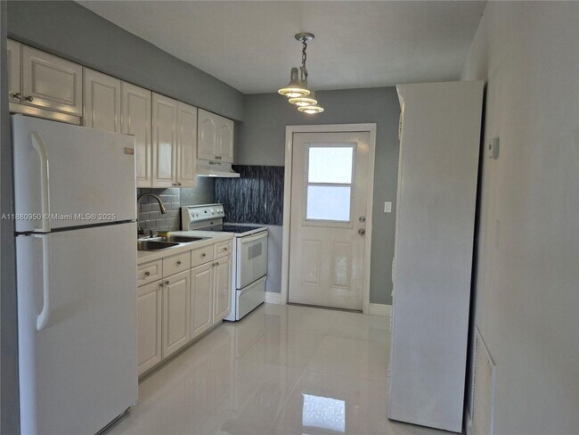 Foto del edificio - 4920 SW 28th Terrace