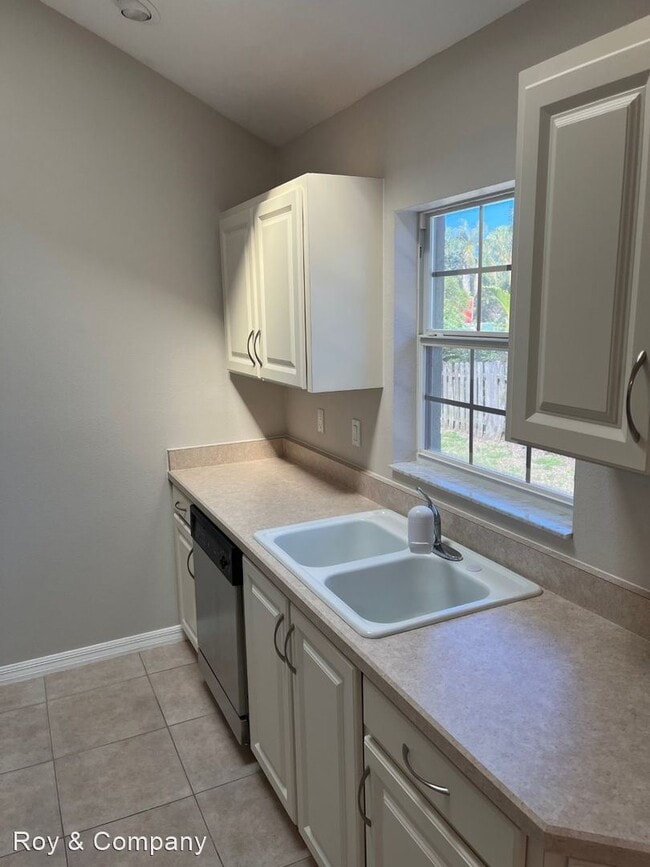 Building Photo - 3 br, 2 bath House - 527 Terrier Way