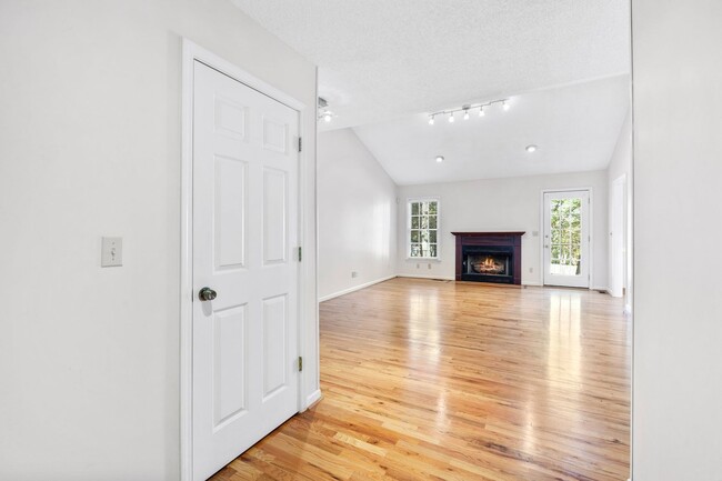 Building Photo - Beautiful Home in Greer Country Club Estates W/Bonus Room