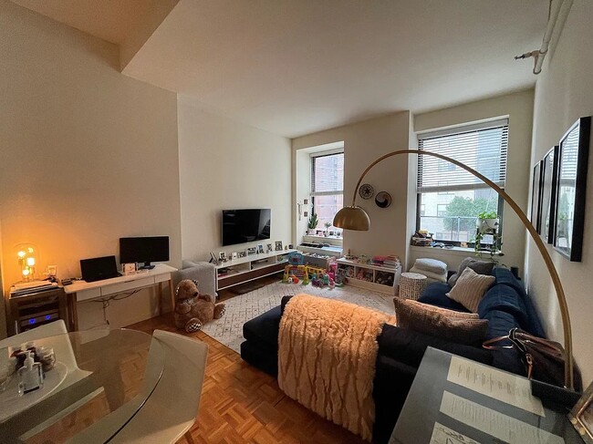 Foto del edificio - Convertible 2 Bedroom Now Available!!! Thi...