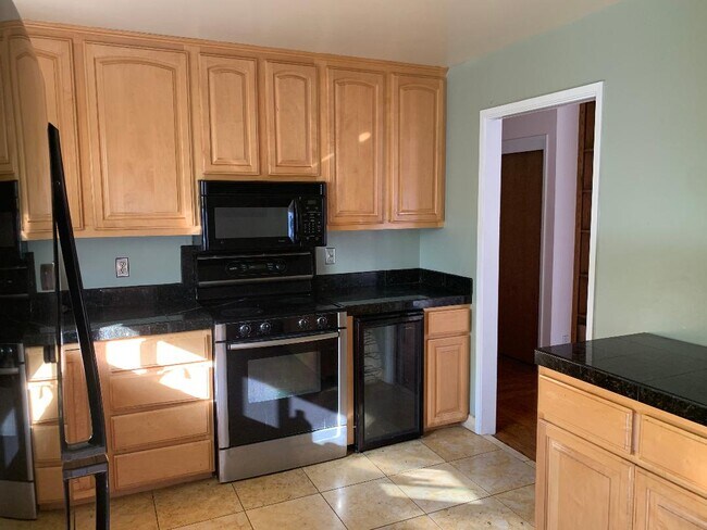 Cocina con dos puertas. - 650 Presidio Ave