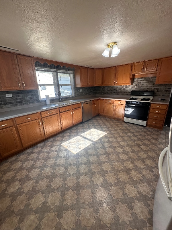 Foto del edificio - 203 Vicic Ave