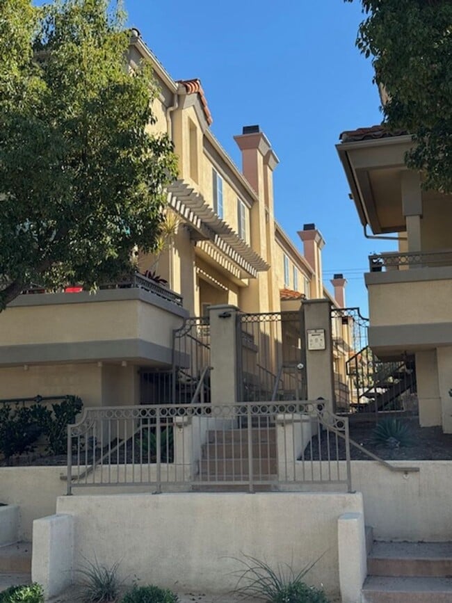 Building Photo - Stylish 2 bedroom, 2 bath Executive Townho...