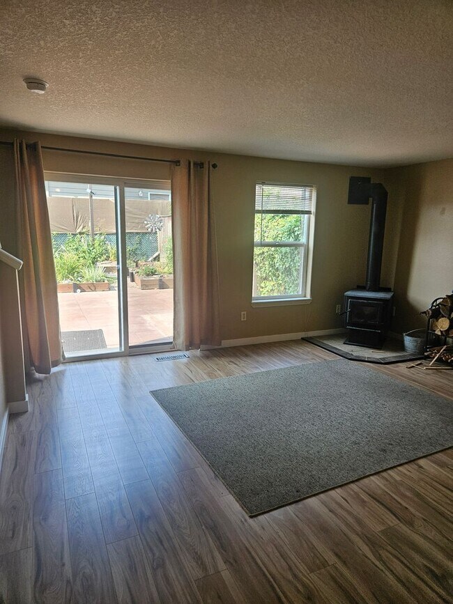 Foto del edificio - 3 Bedroom, 1 1/2 bath townhouse in Hillsboro