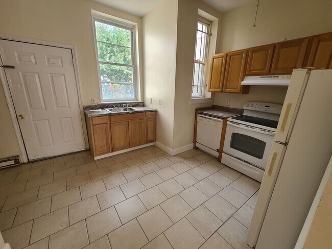 Building Photo - HUGE 3 BED 2 bath NEAR TEMPLE UNIVERSITY S...