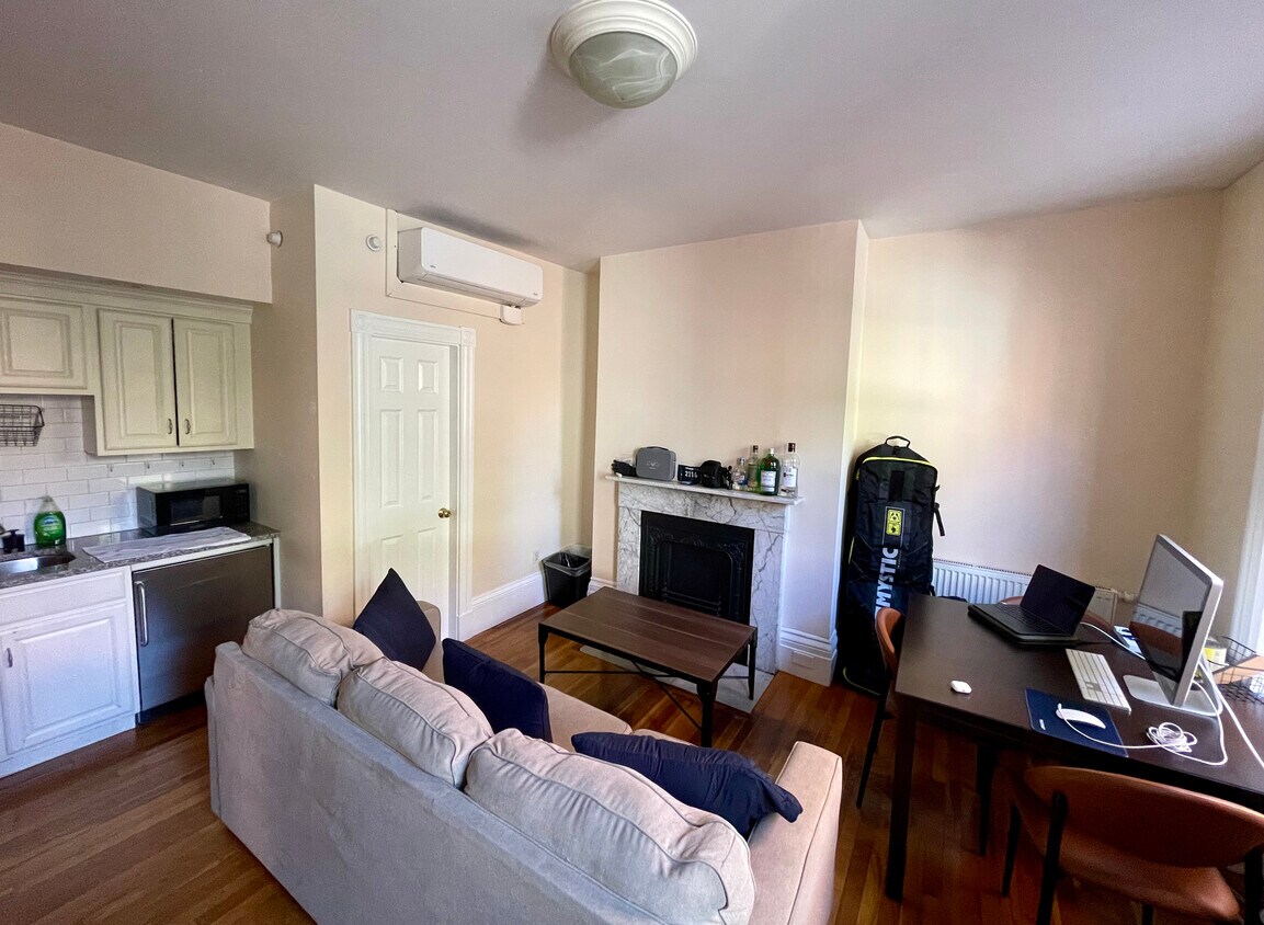 Primary Photo - 100 Pinckney St
