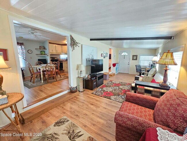 Foto del edificio - 55+ in Quiet Gated Community