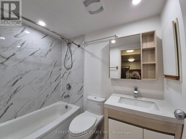 Photo du bâtiment - 666 St Clair Ave W