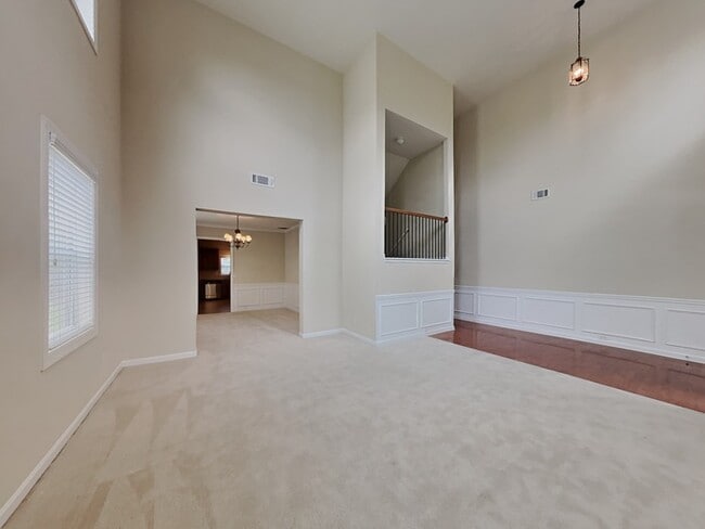 Building Photo - Wonderful 7 Bedroom Home located in Loganv...