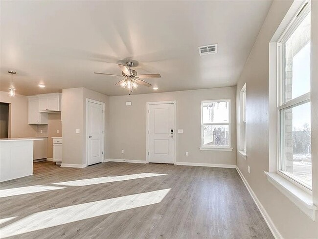 Foto del edificio - 421 E 7th St