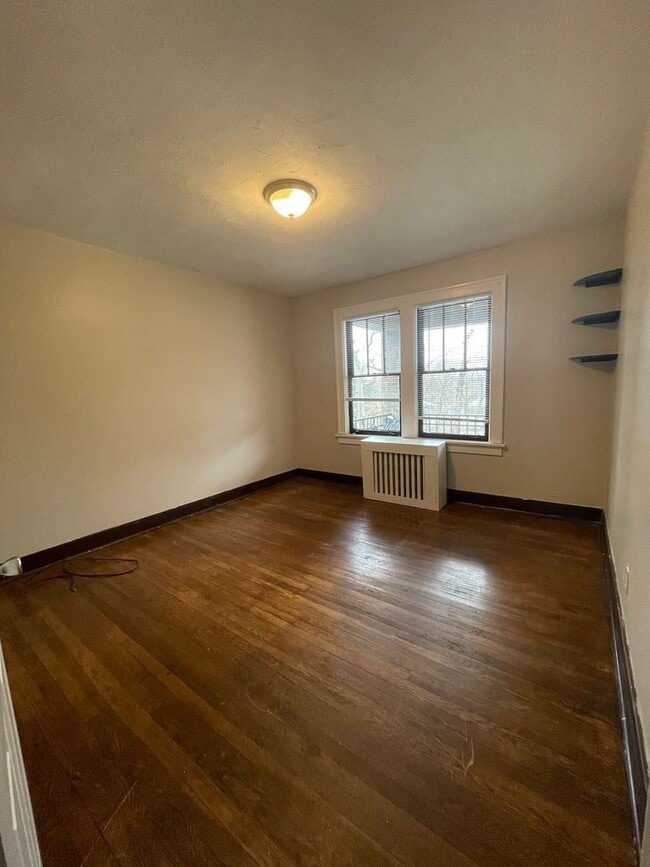 Building Photo - Spacious 2 Bedroom Apartment on a Quiet Street!