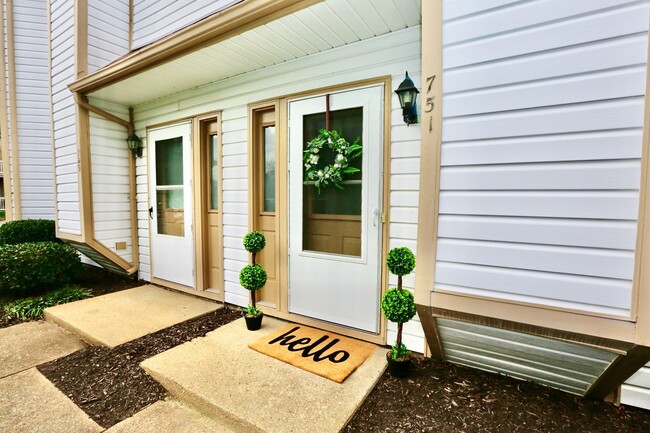 Building Photo - Updated Chimney Hill Condo Available 03-25...