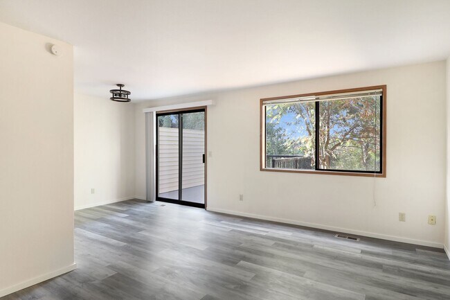 Foto del edificio - 3 Bed 2.5 Bath - Townhome - Close to Downtown