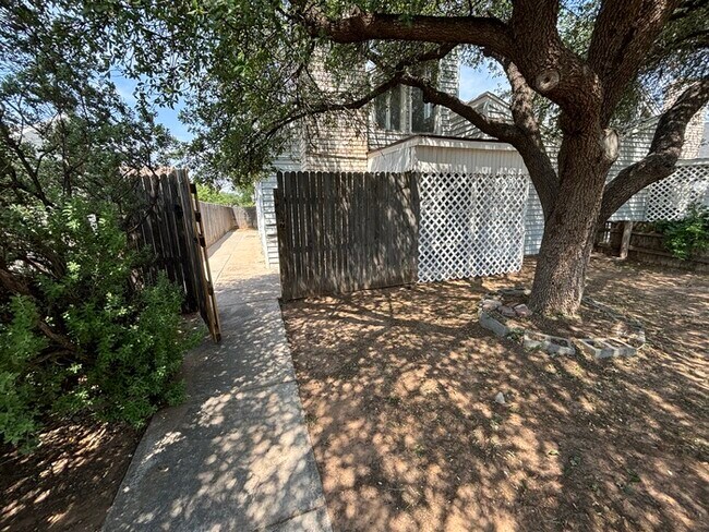 Foto del edificio - 3 bed 2 bath 2 story townhome, 1 carport