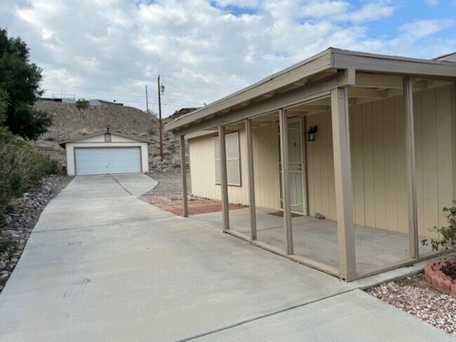Foto del edificio - 2Bedroom W/2 car Garage, 2 Covered Patios,...