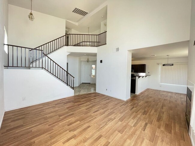 Building Photo - Beautiful 3 bed 2.5 bathroom home