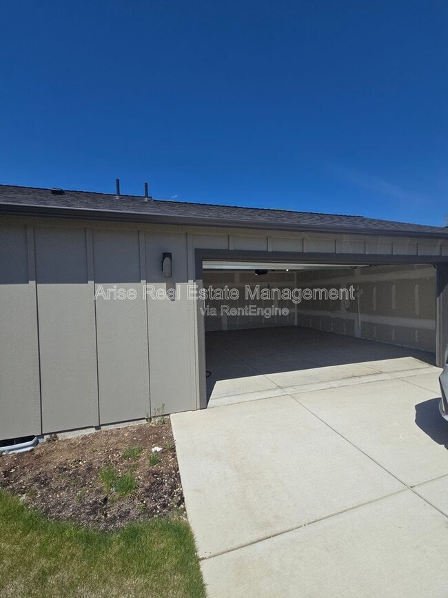 Building Photo - 652 NE McCampbell St