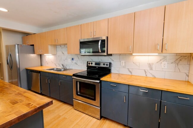 Foto del edificio - 3 Bedroom Home with Spacious Back yard Close to NCSU!