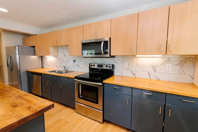 Foto del edificio - New Lower Price + $500 off First Month's Rent! 3 Bedroom Home with Spacious Back yard Close to NCSU!