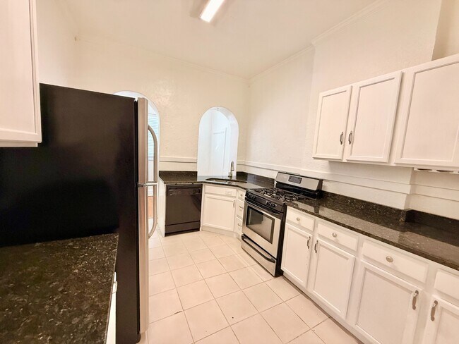 Foto del edificio - Gorgeous 1 Bed 1 Bath Apartment in Cap Hill! Available NOW!