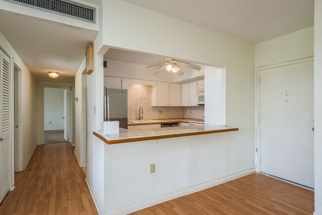 Foto del edificio - Harbor Oaks Place