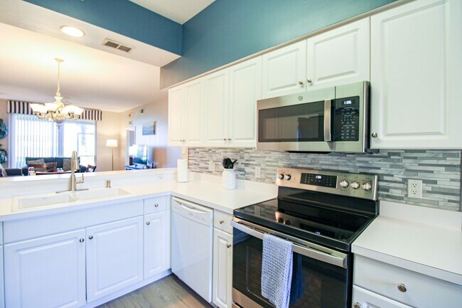 Foto del edificio - **CYPRESS WOODS COUNTRY CLUB **FULLY-TRANSFERRABLE BUNDLED GOLF UNIT ** FURNISHED SEASONAL RENTAL**
