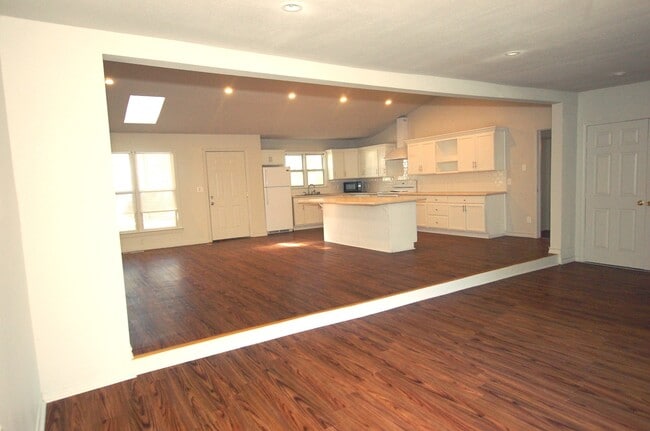 Building Photo - Great 3 Bedroom 2 Bath Located Near Texas ...