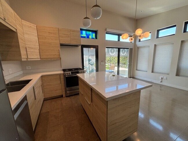 Building Photo - 1 Bed 1 Bath in North Hills Available Now