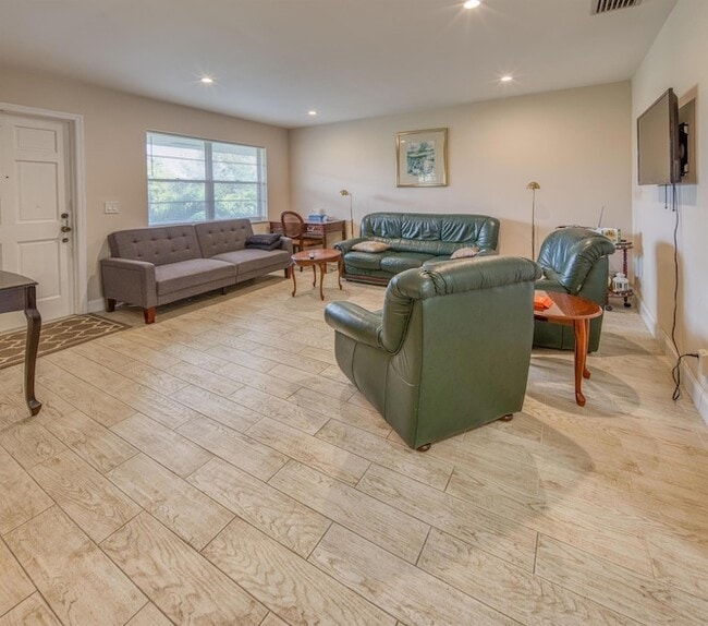 Foto del edificio - 301 S Lakeside Dr