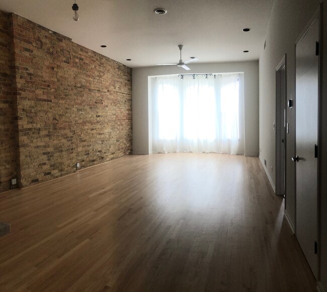 Building Photo - 1560 N Milwaukee Ave