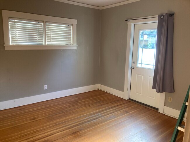 Dormitorio 2 con puerta de acceso a la terraza trasera. - 1823 Northeast 11th Avenue