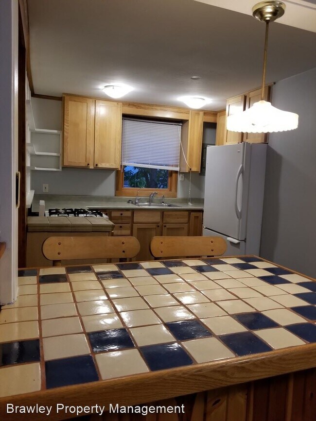 Building Photo - 3 br, 2 bath House - 310 E. 16th St