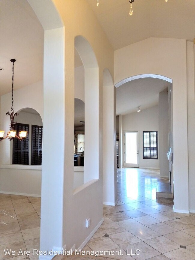 Foto del edificio - 2413 E Mountain Vista Dr