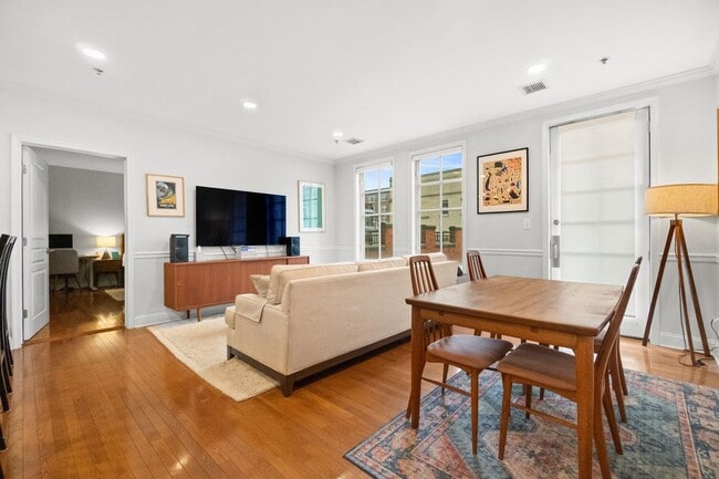 Building Photo - 727 Monroe St