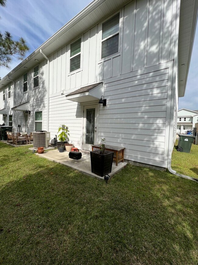 Building Photo - Like New Townhome