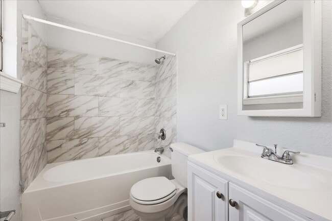 Interior Photo - 810 Sycamore