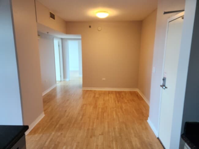 Comedor y salón - 425 W Beech St