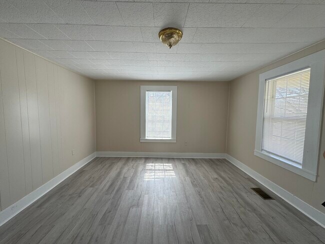 Foto del edificio - 118 N Fowler Ave