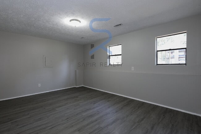 Foto del edificio - 6683 Cameron Rd