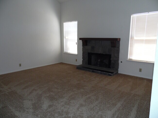 Foto del edificio - East - Townhome located in Gated Community