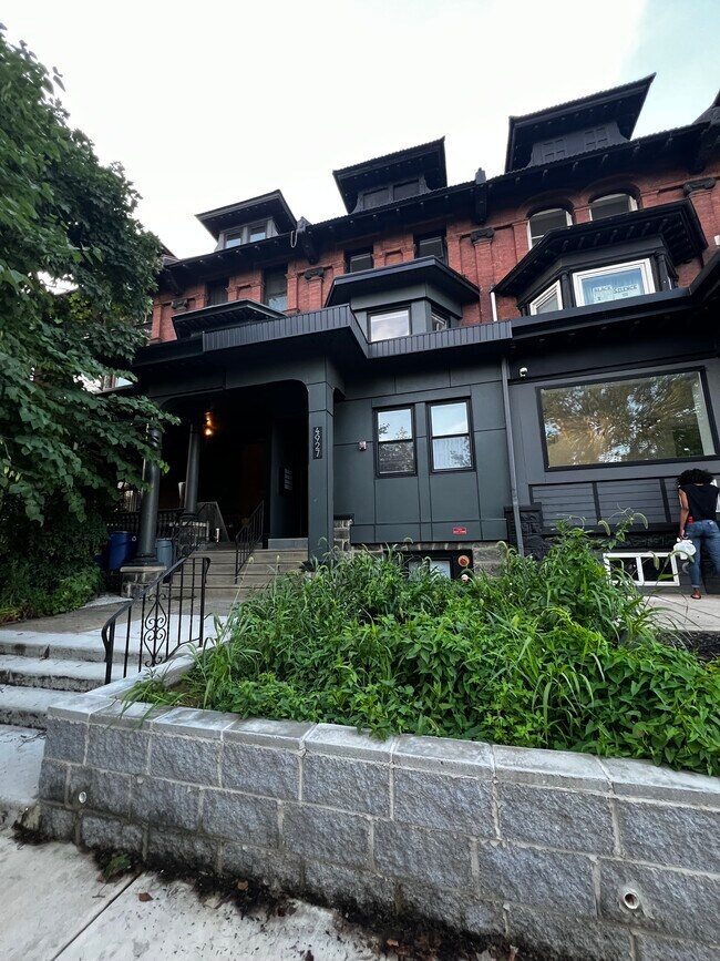 Foto del edificio - 4927 Catharine St