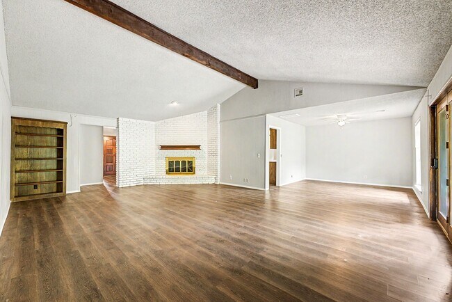 Building Photo - Check out this 4 bedroom 3 bath brick home in Tulsa