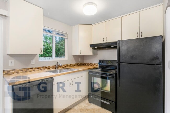 Building Photo - Two Bedroom Apartment Available - Private Yard Space - $500 MOVE IN SPECIAL!