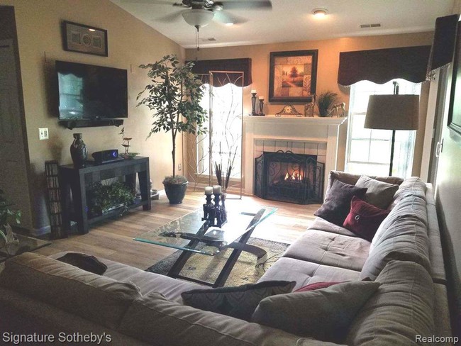 Foto del edificio - 52112 Heatherstone Ave