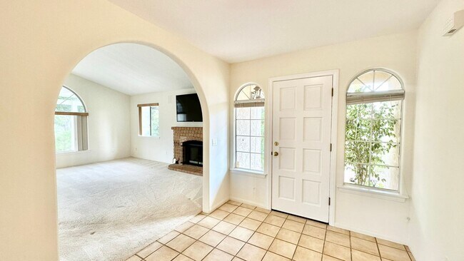 Building Photo - Light & Bright, Single-Story Home in the L...