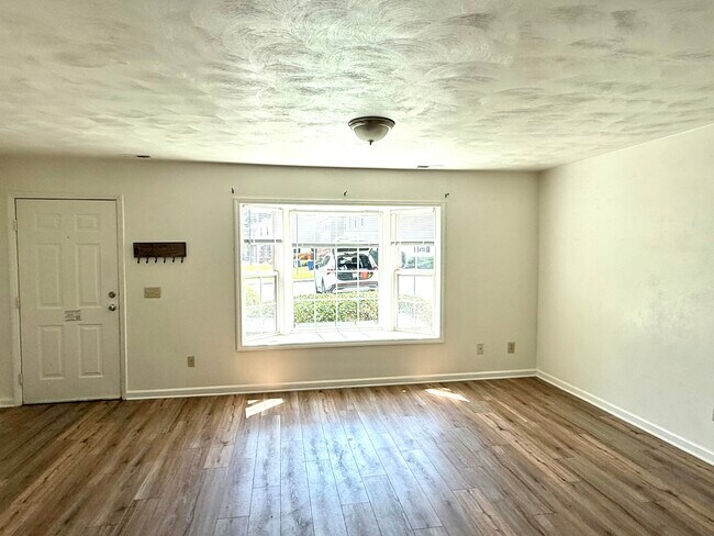 Sala de estar - 834 Patrick Henry Dr