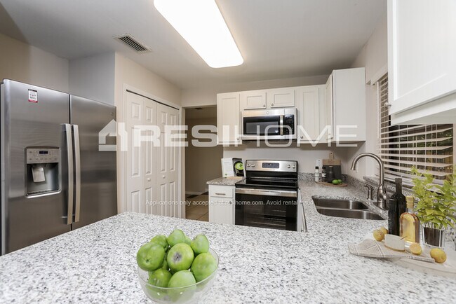 Building Photo - 1422 N Buena Vista Ave