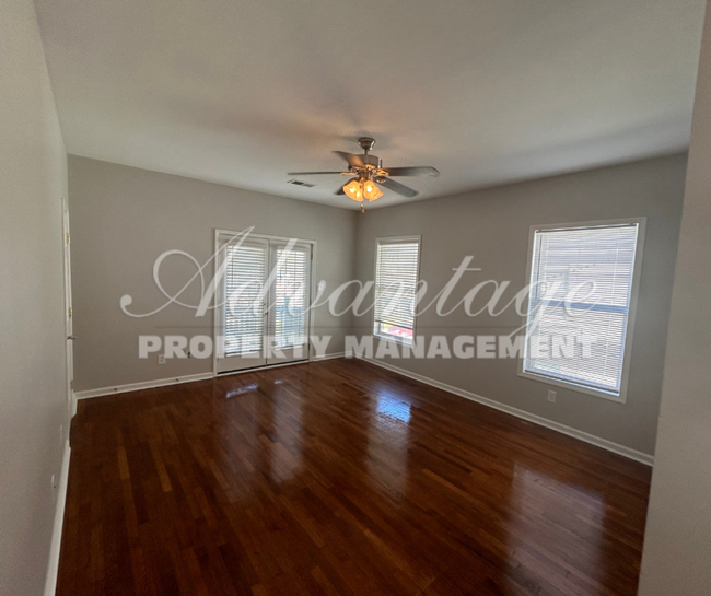 Building Photo - Adorable Apartment Near Memphis Zoo Availa...